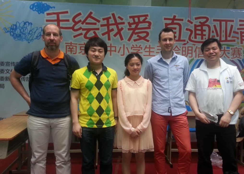 党斐在南京1对13盲棋车轮战,9胜4和